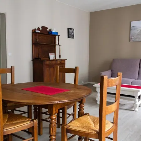Bright Apt Near Nation